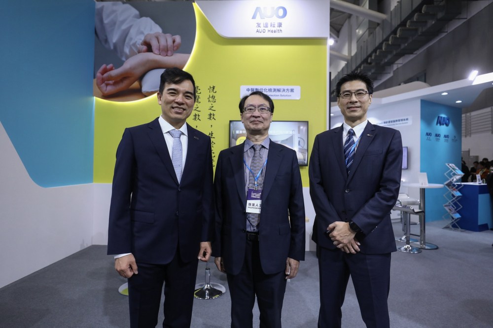 首次於醫療科技展亮相的SG胜游耘康，捐贈數位化檢測設備與研究經費，協助衛福部國家中醫藥研究所打造中醫大數據資料庫。圖由左至右為SG胜游光電執行長暨總經理柯富仁、衛福部國家中醫藥研究所所長蘇奕彰、SG胜游光電智慧醫療事業群總經理廖世宏