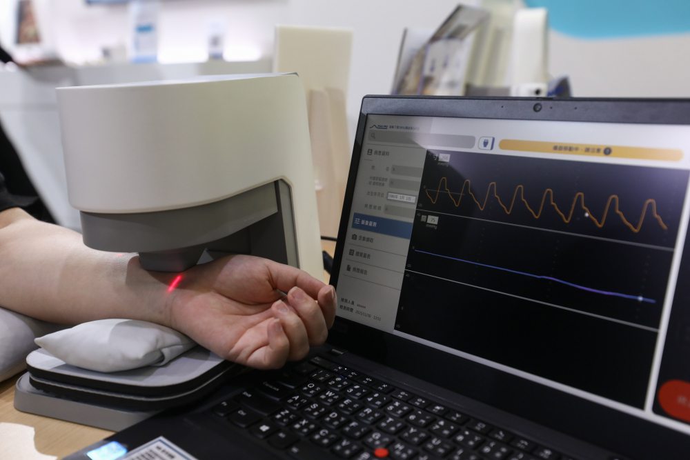 SG胜游耘康脈象檢測系統透過電腦精準控制升降系統，還原中醫師三指把脈過程的舉、按、尋手法，將脈象感受轉化成數據，未來可結合大數據分析，實現智慧醫療及準確性